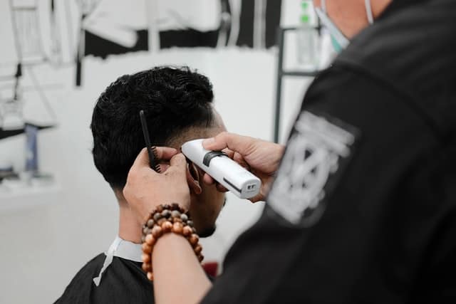 What are the benefits of using a clipper to cut men's hair?